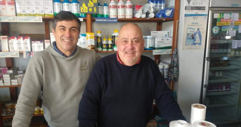 El médico veterinario Jorge Ponce (derecha) junto con Norberto Hoffer a cargo de las ventas en Veterinaria El Toro