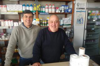 El médico veterinario Jorge Ponce (derecha) junto con Norberto Hoffer a cargo de las ventas en Veterinaria El Toro