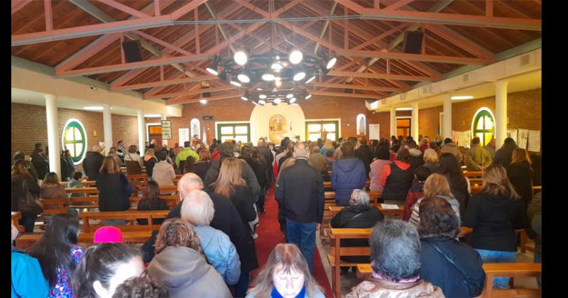 Con un gran marco de puacuteblico se celebra el Diacutea de San Cayetano en barrio CECO