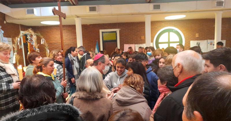 Con un gran marco de puacuteblico se celebra el Diacutea de San Cayetano en barrio CECO