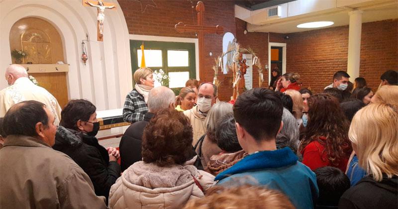 Con un gran marco de puacuteblico se celebra el Diacutea de San Cayetano en barrio CECO