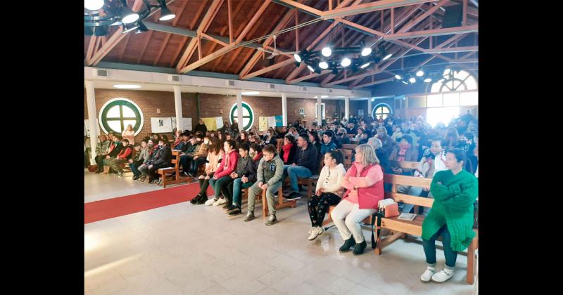 Con un gran marco de puacuteblico se celebra el Diacutea de San Cayetano en barrio CECO