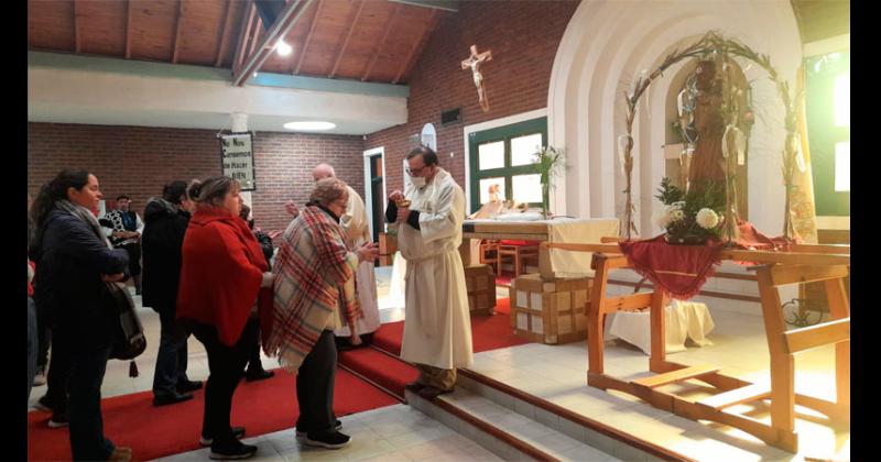 Con un gran marco de puacuteblico se celebra el Diacutea de San Cayetano en barrio CECO