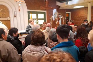 Con un gran marco de puacuteblico se celebra el Diacutea de San Cayetano en barrio CECO