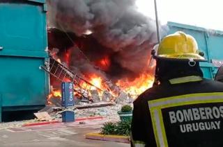 Impresionante incendio en un shopping de Punta del Este colapsoacute el techo