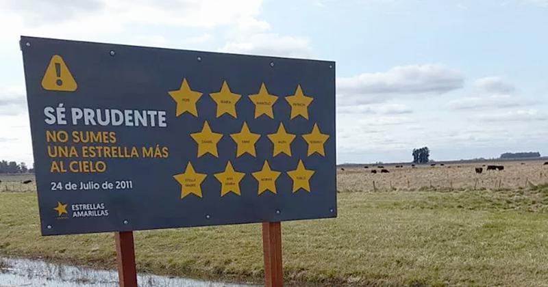 Colocaron un cartel con doce estrellas amarillas en ruta 3