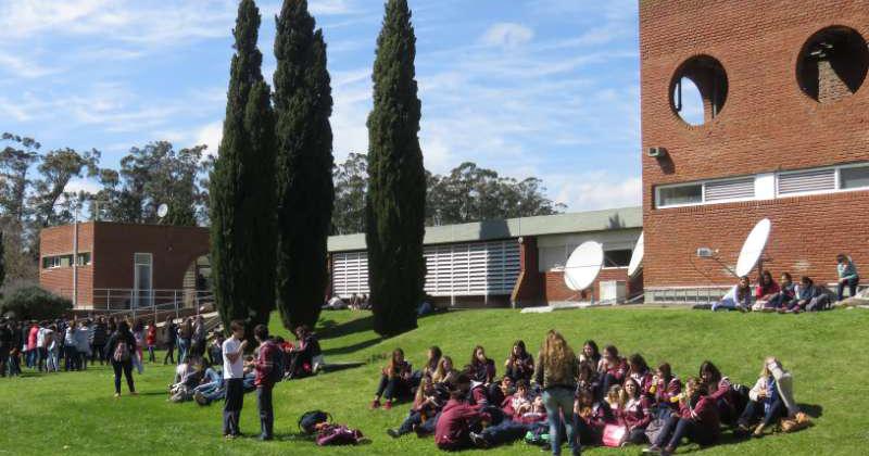 Docentes reclamaron que la UNICEN y la Obra Social den marcha atraacutes con el brutal ajuste