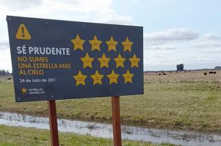 Colocaron un cartel con doce estrellas amarillas en ruta 3