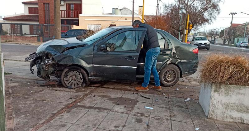 Choque en cadena- pasoacute en rojo impactoacute contra un auto y se subioacute a la vereda