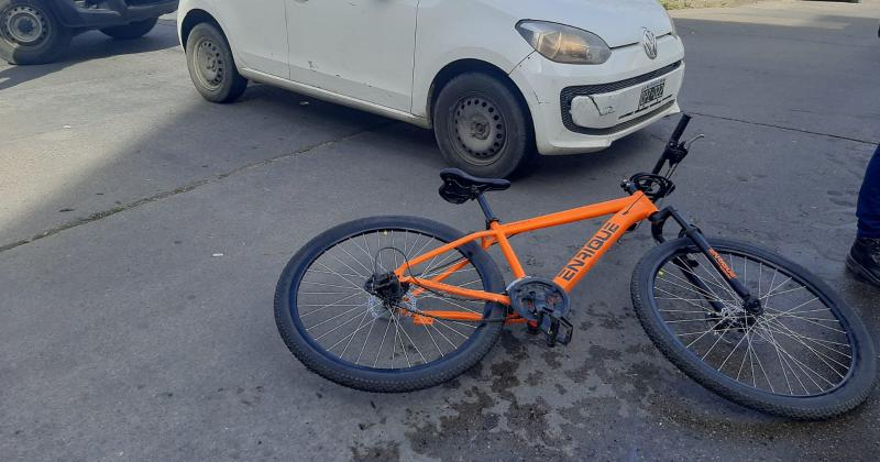 Un ciclista resultoacute herido tras ser embestido por una camioneta