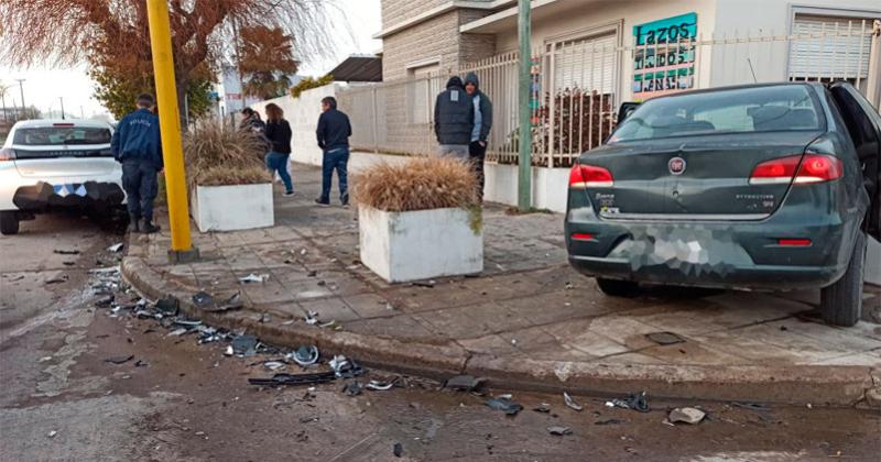 Choque en cadena- pasoacute en rojo impactoacute contra un auto y se subioacute a la vereda