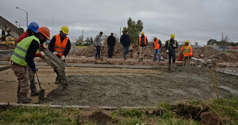 Empezoacute la pavimentacioacuten del barrio AOMA- implica una inversioacuten de 90 millones de pesos