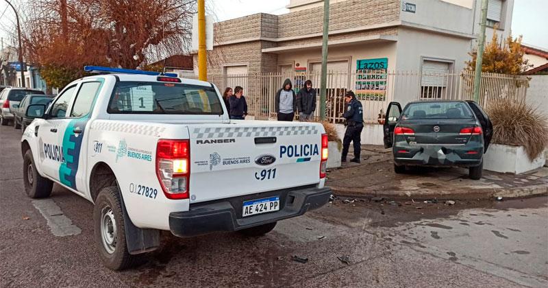 Choque en cadena- pasoacute en rojo impactoacute contra un auto y se subioacute a la vereda