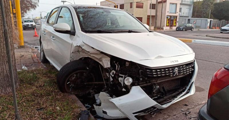 Choque en cadena- pasoacute en rojo impactoacute contra un auto y se subioacute a la vereda