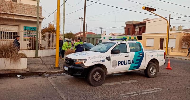 Choque en cadena- pasoacute en rojo impactoacute contra un auto y se subioacute a la vereda