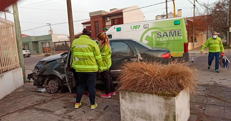 Choque en cadena- pasoacute en rojo impactoacute contra un auto y se subioacute a la vereda