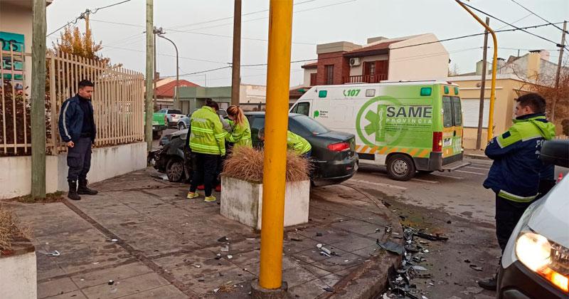 Choque en cadena- pasoacute en rojo impactoacute contra un auto y se subioacute a la vereda