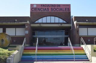 Dictaraacuten un curso de Lengua de Sentildeas en la Facultad de Sociales