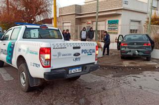 Choque en cadena- pasoacute en rojo impactoacute contra un auto y se subioacute a la vereda