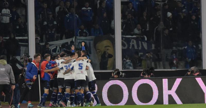 Vélez ganó en Córdoba y avanzó en la Copa Libertadores