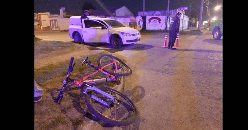 Dos mujeres iban en bici y fueron embestidas por una camioneta