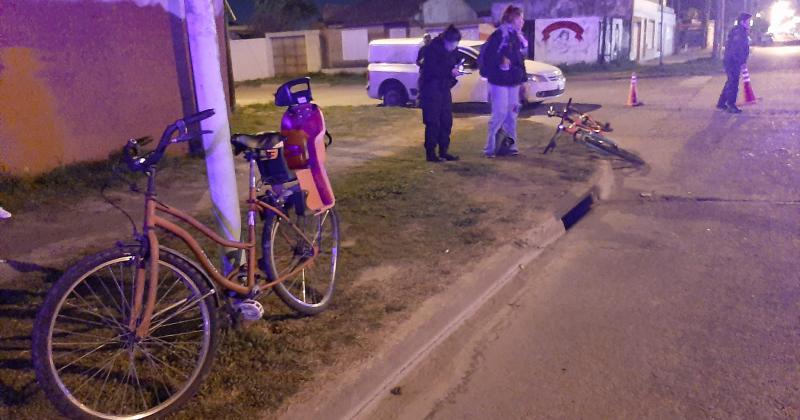 Dos mujeres iban en bici y fueron embestidas por una camioneta