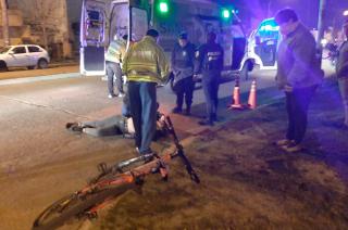 Dos mujeres iban en bici y fueron embestidas por una camioneta