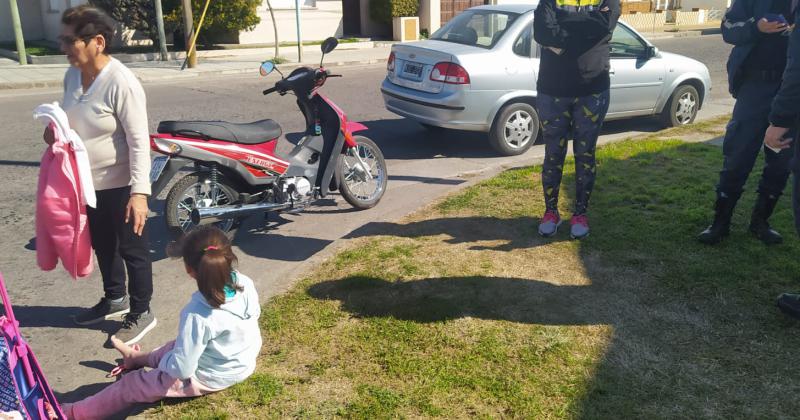 Una nintildea de 7 antildeos con golpes tras un choque entre un auto y una moto