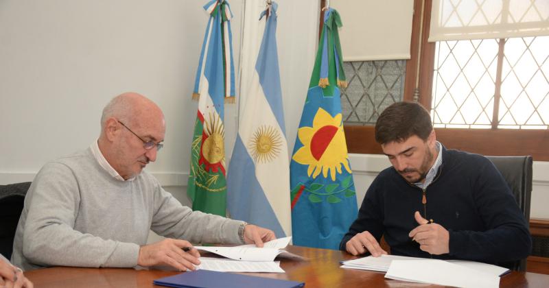 Ezequiel Galli firmoacute convenios de cooperacioacuten entre UNICEN y el Municipio