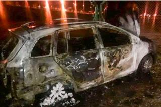 Incendiaron cinco autos de futbolistas y cuerpo técnico de Aldosivi