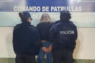 Chocoacute intentoacute golpear a los policiacuteas y fue detenida