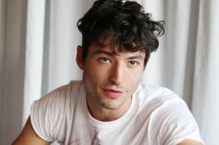 Los escaacutendalos de Ezra Miller vuelven a poner en duda el estreno de The Flash