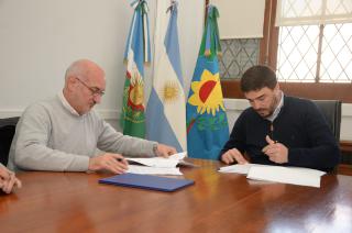 Ezequiel Galli firmoacute convenios de cooperacioacuten entre UNICEN y el Municipio