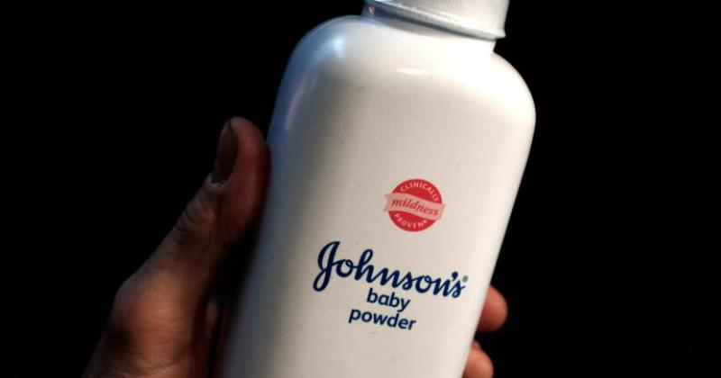 Johnson amp Johnson retira del mercado un talco para bebeacutes