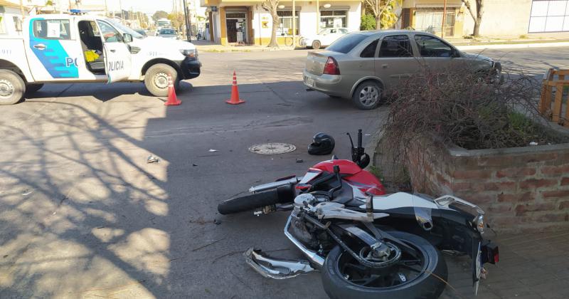 Un motociclista herido tras un fuerte choque con un auto