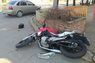 Un motociclista herido tras un fuerte choque con un auto