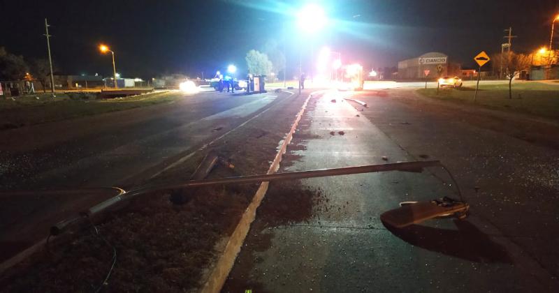 Perdioacute el control de la camioneta dio contra una columna y volcoacute en el otro carril