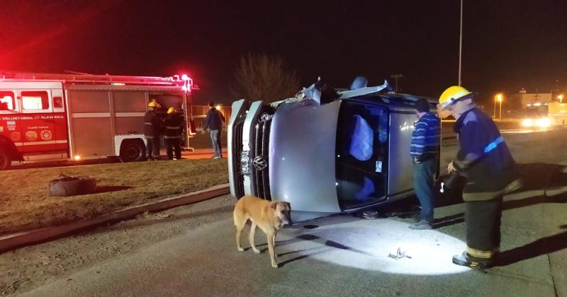 Perdioacute el control de la camioneta dio contra una columna y volcoacute en el otro carril