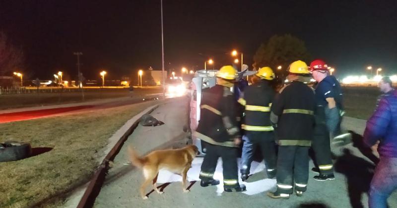 Perdioacute el control de la camioneta dio contra una columna y volcoacute en el otro carril