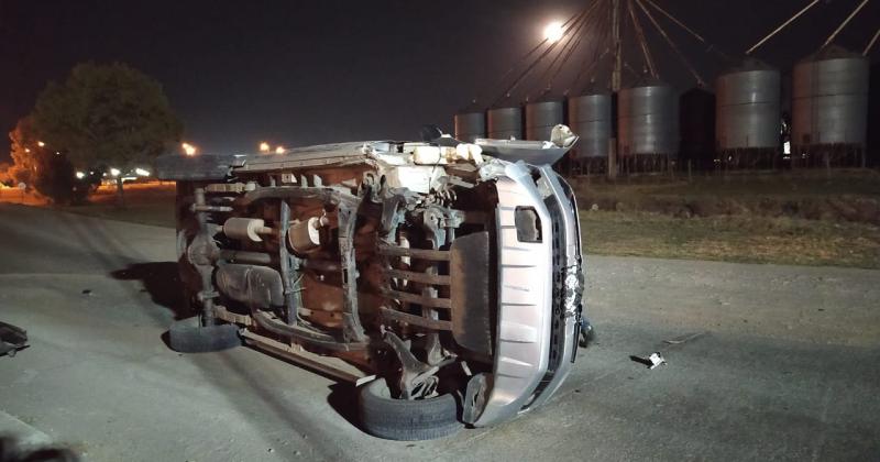 Perdioacute el control de la camioneta dio contra una columna y volcoacute en el otro carril