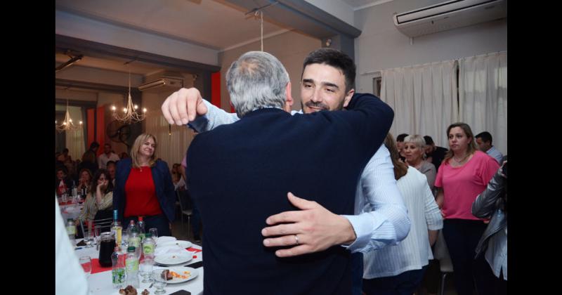 La cena de la UCR para reconstruir el comiteacute tuvo fuerte apoyo poliacutetico