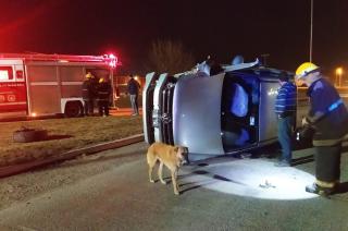 Perdioacute el control de la camioneta dio contra una columna y volcoacute en el otro carril