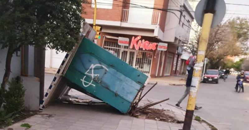 Fuertes destrozos en Bahiacutea Blanca por vientos de maacutes de 100 kiloacutemetros por hora