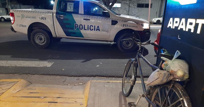 Un auto embistioacute a una bicicleta- dos personas heridas