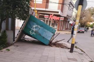 Fuertes destrozos en Bahiacutea Blanca por vientos de maacutes de 100 kiloacutemetros por hora