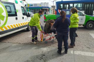 Una mujer fue atropellada por un auto que se dio a la fuga