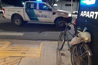 Un auto embistioacute a una bicicleta- dos personas heridas