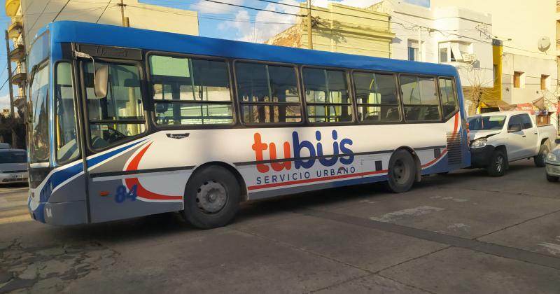 Choque por alcance entre una camioneta y un colectivo 