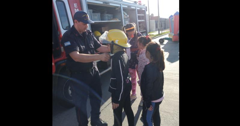 Bomberos festejoacute el diacutea de las infancias en barrio Avellaneda