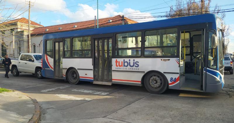 Choque por alcance entre una camioneta y un colectivo 